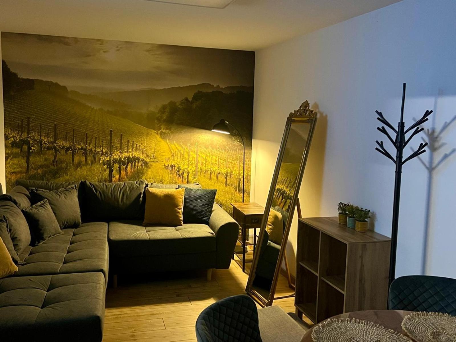Apartment Fuer 2 Erwachsene Und 2 Kinder, Ausgestattet Mit Einem Weinkeller Und Einem Kleinen Hof - Self-Made Fruehstueck Inbegriffen 레츠 외부 사진